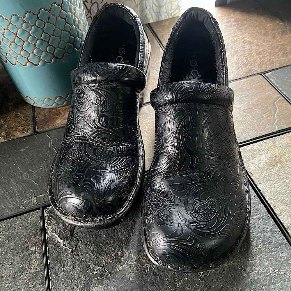 B.O..C. EUC embossed floral clogs. Marked 7M but fit like a 6M with socks on. - Picture 1 of 7